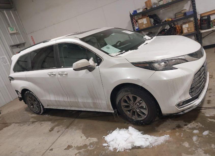 Photo 13 of 2024 Toyota Sienna XLE (VIN 5TDYRKEC7RS209642)