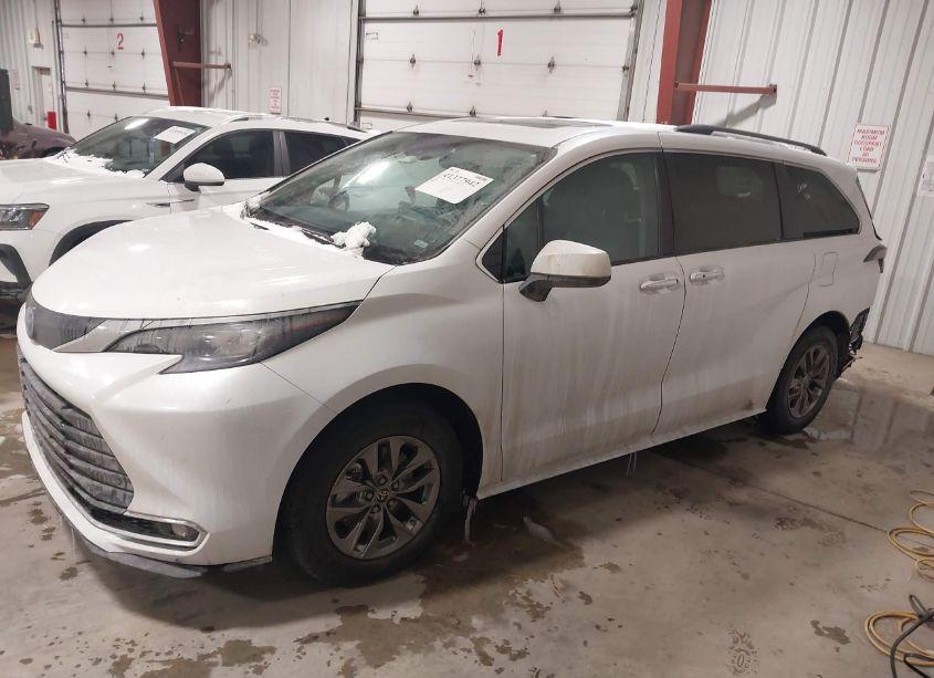 Photo 14 of 2024 Toyota Sienna XLE (VIN 5TDYRKEC7RS209642)
