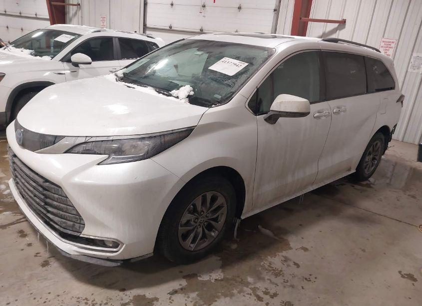 Photo 2 of 2024 Toyota Sienna XLE (VIN 5TDYRKEC7RS209642)