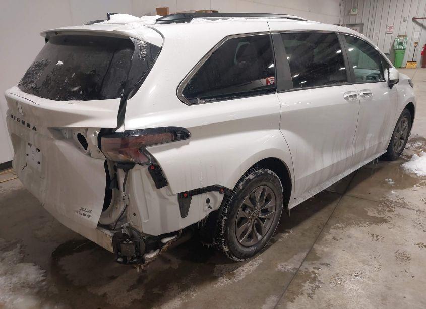 Photo 4 of 2024 Toyota Sienna XLE (VIN 5TDYRKEC7RS209642)