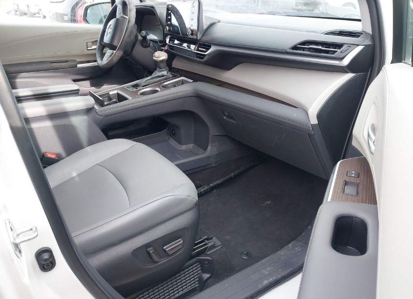 Photo 5 of 2024 Toyota Sienna XLE (VIN 5TDYRKEC7RS209642)