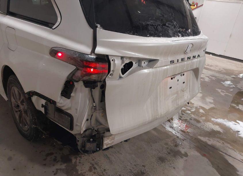 Photo 6 of 2024 Toyota Sienna XLE (VIN 5TDYRKEC7RS209642)