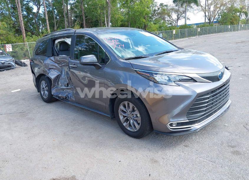 2024 Toyota Sienna XLE (VIN 5TDYRKEC7RS224934) main photo