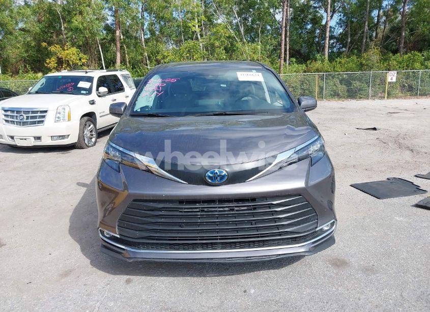 Photo 12 of 2024 Toyota Sienna XLE (VIN 5TDYRKEC7RS224934)