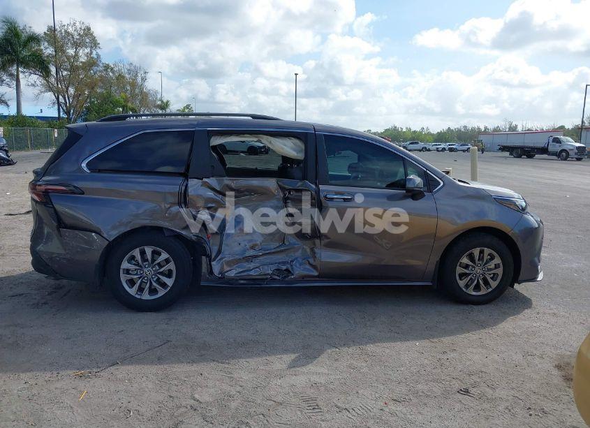 Photo 13 of 2024 Toyota Sienna XLE (VIN 5TDYRKEC7RS224934)