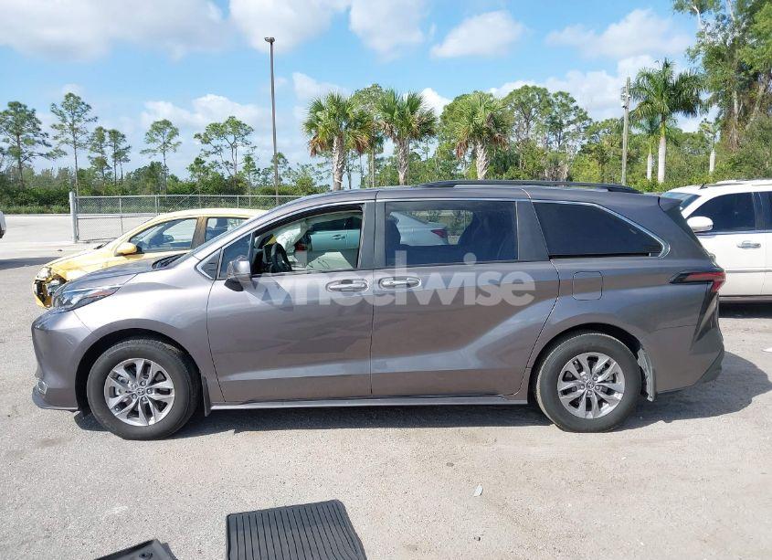Photo 14 of 2024 Toyota Sienna XLE (VIN 5TDYRKEC7RS224934)