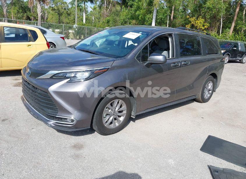 Photo 2 of 2024 Toyota Sienna XLE (VIN 5TDYRKEC7RS224934)