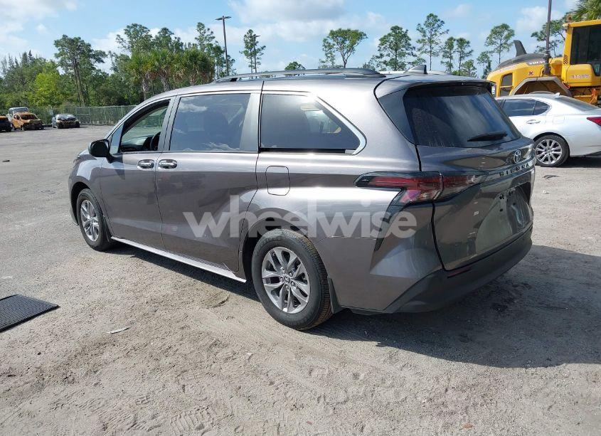 Photo 3 of 2024 Toyota Sienna XLE (VIN 5TDYRKEC7RS224934)