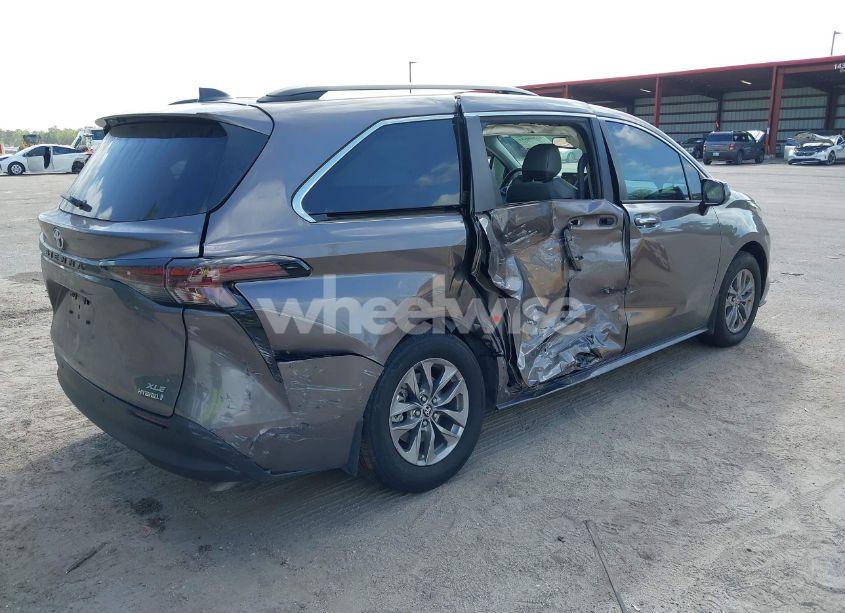 Photo 4 of 2024 Toyota Sienna XLE (VIN 5TDYRKEC7RS224934)