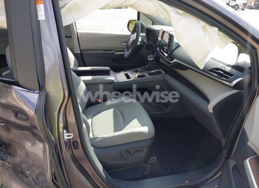 Photo 5 of 2024 Toyota Sienna XLE (VIN 5TDYRKEC7RS224934)