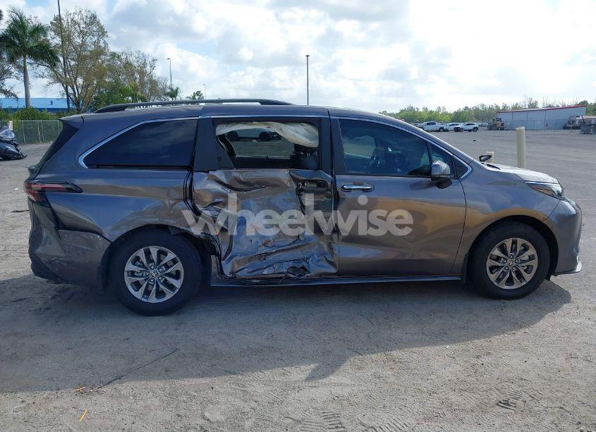 Photo 6 of 2024 Toyota Sienna XLE (VIN 5TDYRKEC7RS224934)