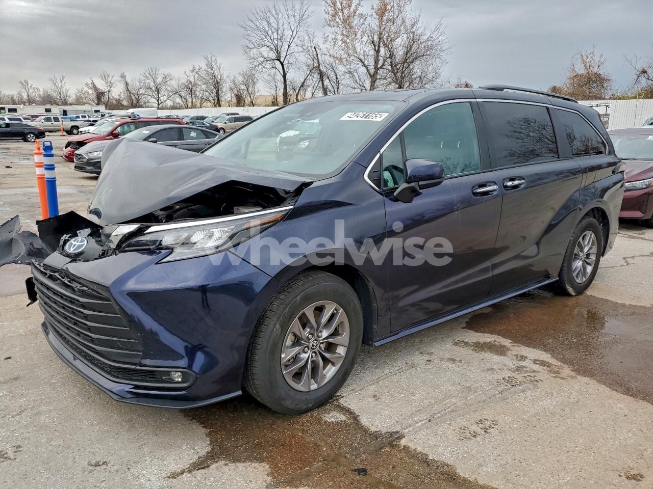 2025 TOYOTA SIENNA XLE (VIN 5TDYRKEC7SS233848) main photo