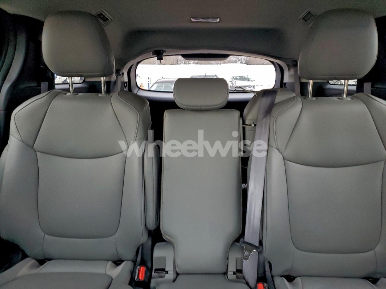 Photo 10 of 2025 TOYOTA SIENNA XLE (VIN 5TDYRKEC7SS233848)