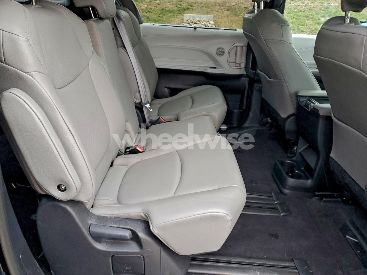 Photo 11 of 2025 TOYOTA SIENNA XLE (VIN 5TDYRKEC7SS233848)