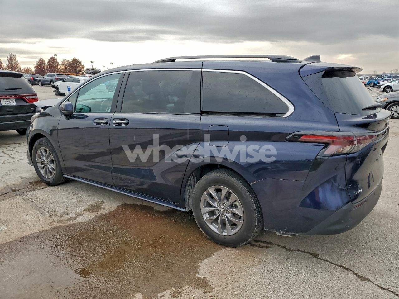 Photo 2 of 2025 TOYOTA SIENNA XLE (VIN 5TDYRKEC7SS233848)