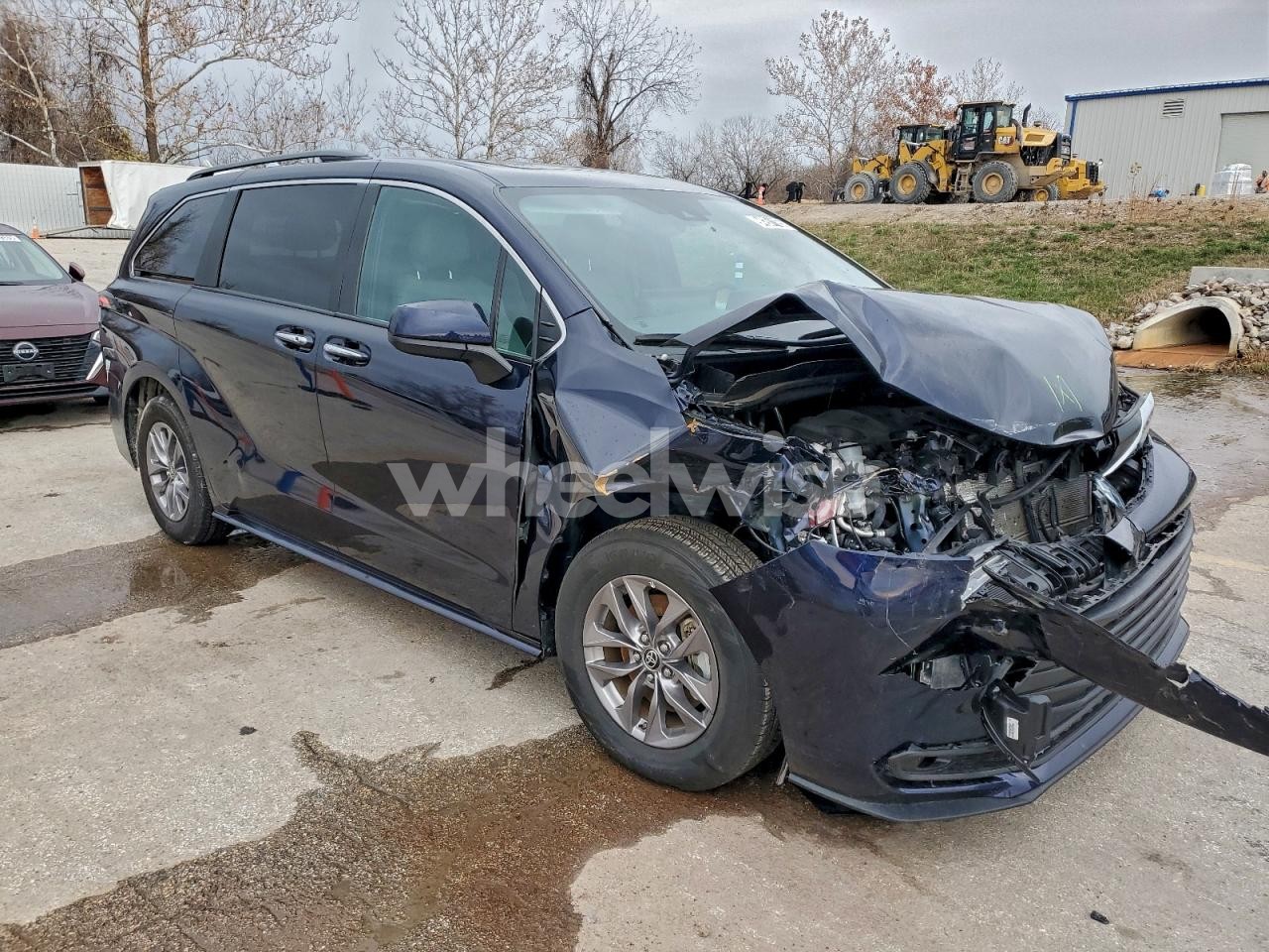 Photo 4 of 2025 TOYOTA SIENNA XLE (VIN 5TDYRKEC7SS233848)