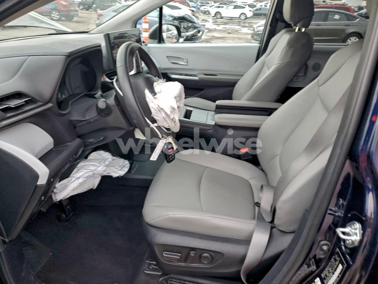 Photo 7 of 2025 TOYOTA SIENNA XLE (VIN 5TDYRKEC7SS233848)
