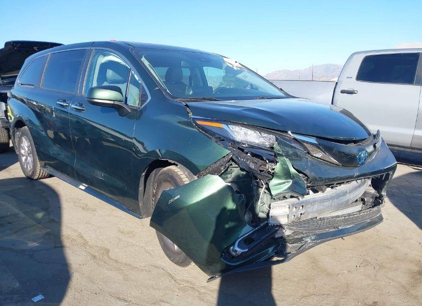 2022 Toyota Sienna XLE (VIN 5TDYRKEC8NS099453) main photo