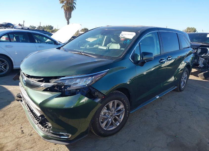 Photo 2 of 2022 Toyota Sienna XLE (VIN 5TDYRKEC8NS099453)