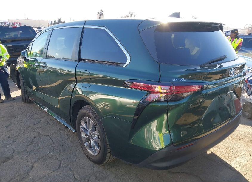 Photo 3 of 2022 Toyota Sienna XLE (VIN 5TDYRKEC8NS099453)