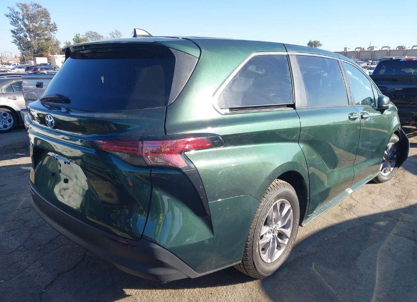 Photo 4 of 2022 Toyota Sienna XLE (VIN 5TDYRKEC8NS099453)