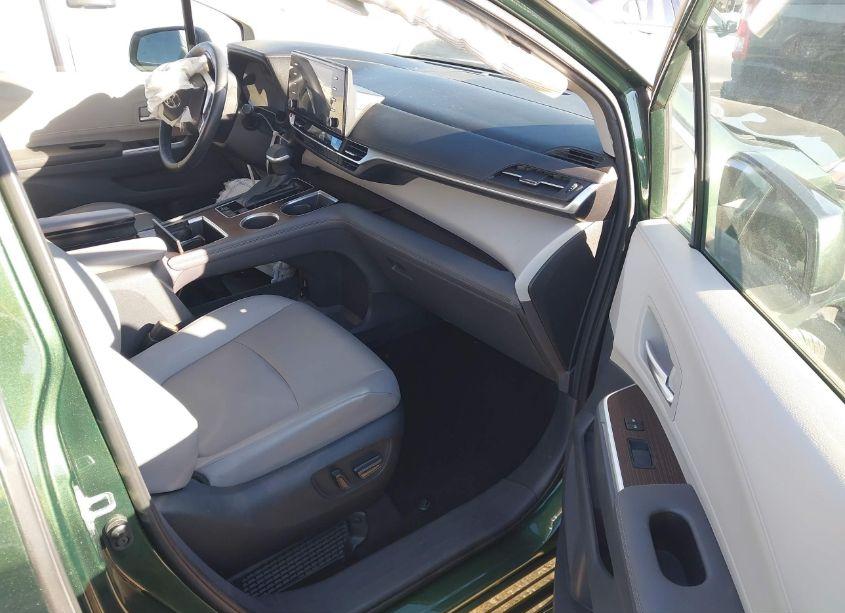 Photo 5 of 2022 Toyota Sienna XLE (VIN 5TDYRKEC8NS099453)