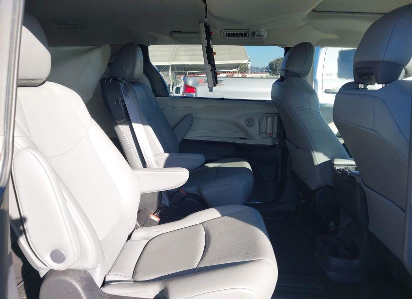 Photo 8 of 2022 Toyota Sienna XLE (VIN 5TDYRKEC8NS099453)