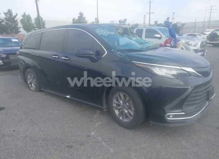 2022 Toyota Sienna XLE (VIN 5TDYRKEC8NS123217) main photo