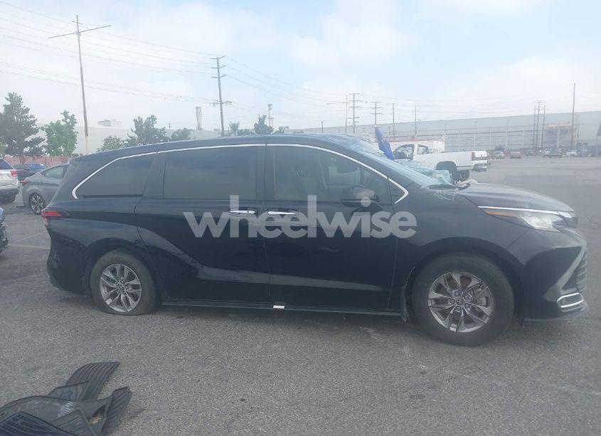Photo 13 of 2022 Toyota Sienna XLE (VIN 5TDYRKEC8NS123217)