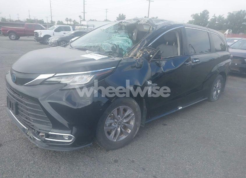 Photo 2 of 2022 Toyota Sienna XLE (VIN 5TDYRKEC8NS123217)
