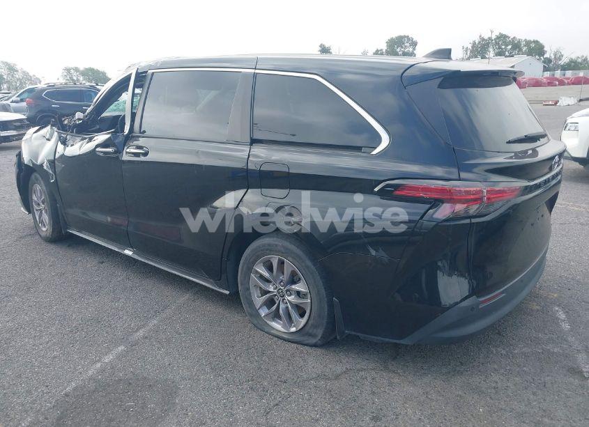 Photo 3 of 2022 Toyota Sienna XLE (VIN 5TDYRKEC8NS123217)