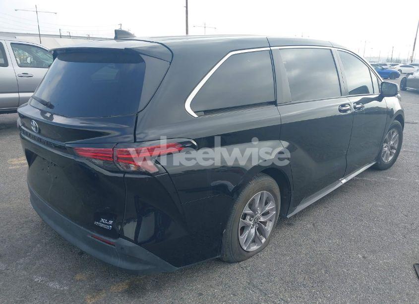 Photo 4 of 2022 Toyota Sienna XLE (VIN 5TDYRKEC8NS123217)