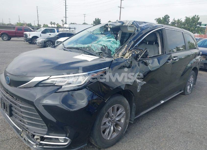 Photo 6 of 2022 Toyota Sienna XLE (VIN 5TDYRKEC8NS123217)