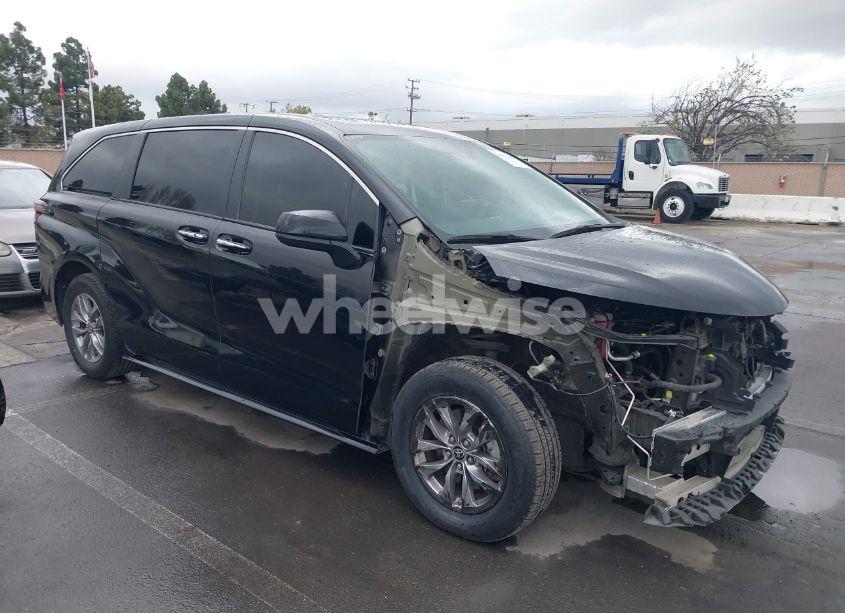 2022 Toyota Sienna XLE (VIN 5TDYRKEC8NS126392) main photo