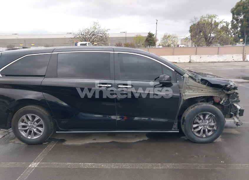 Photo 14 of 2022 Toyota Sienna XLE (VIN 5TDYRKEC8NS126392)