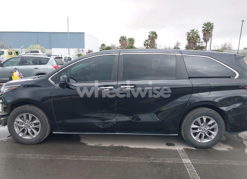 Photo 15 of 2022 Toyota Sienna XLE (VIN 5TDYRKEC8NS126392)