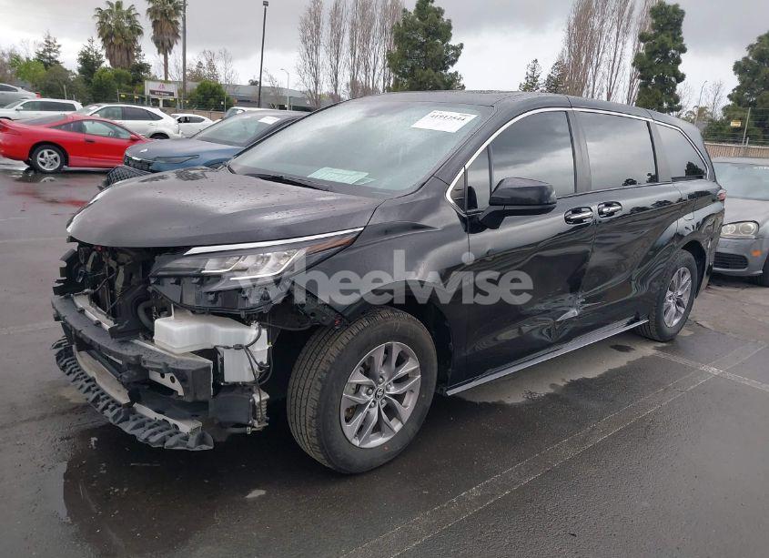 Photo 2 of 2022 Toyota Sienna XLE (VIN 5TDYRKEC8NS126392)