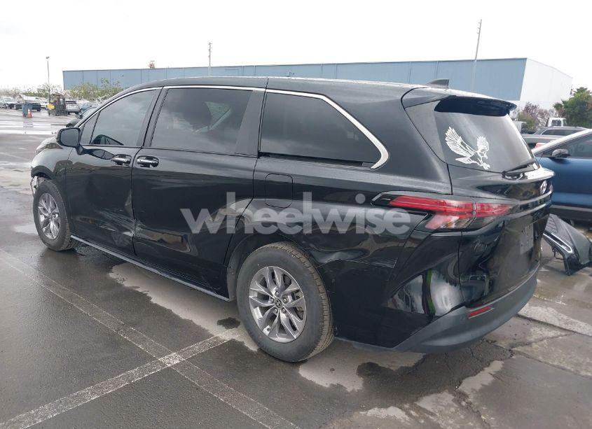 Photo 3 of 2022 Toyota Sienna XLE (VIN 5TDYRKEC8NS126392)