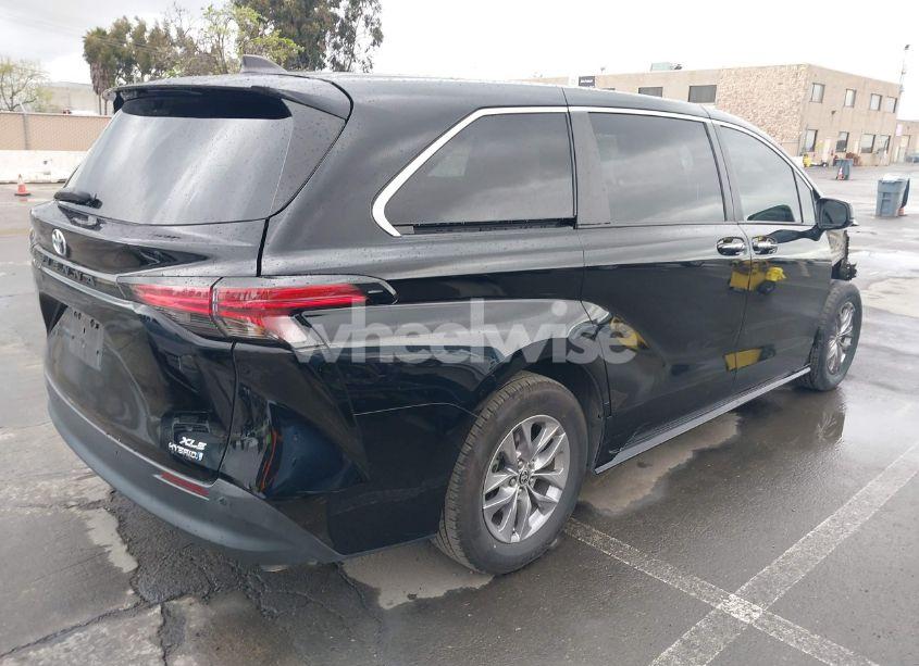 Photo 4 of 2022 Toyota Sienna XLE (VIN 5TDYRKEC8NS126392)