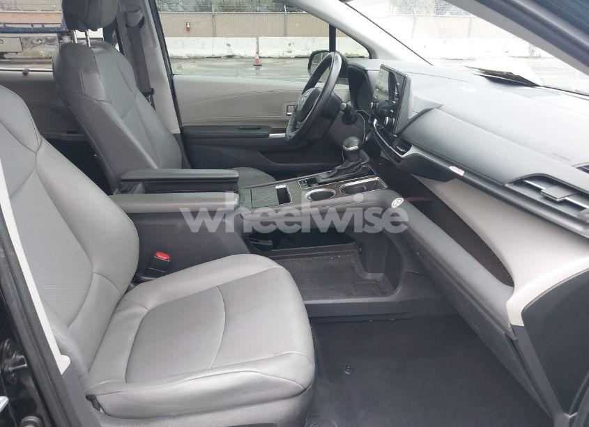 Photo 5 of 2022 Toyota Sienna XLE (VIN 5TDYRKEC8NS126392)