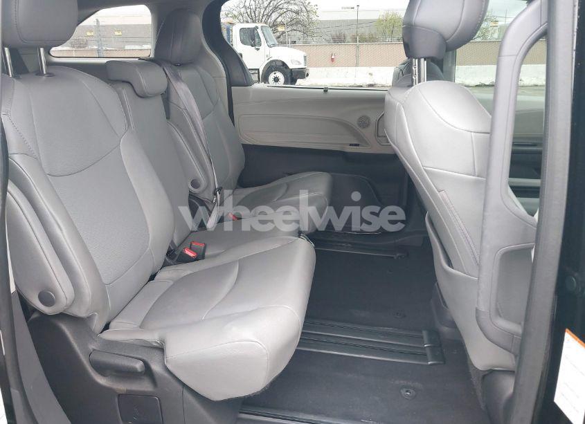 Photo 8 of 2022 Toyota Sienna XLE (VIN 5TDYRKEC8NS126392)