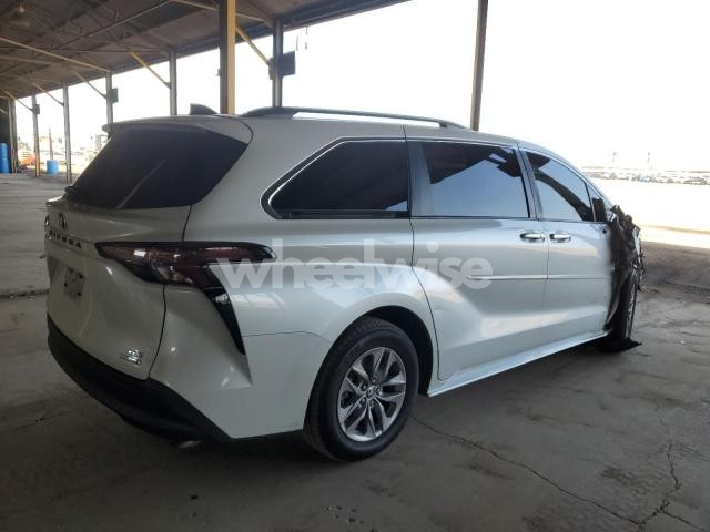 2023 TOYOTA SIENNA XLE (VIN 5TDYRKEC8PS173862) main photo