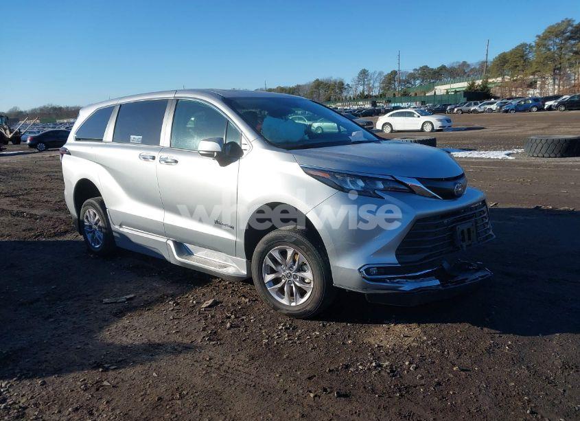 2024 Toyota Sienna XLE (VIN 5TDYRKEC8RS180037) main photo