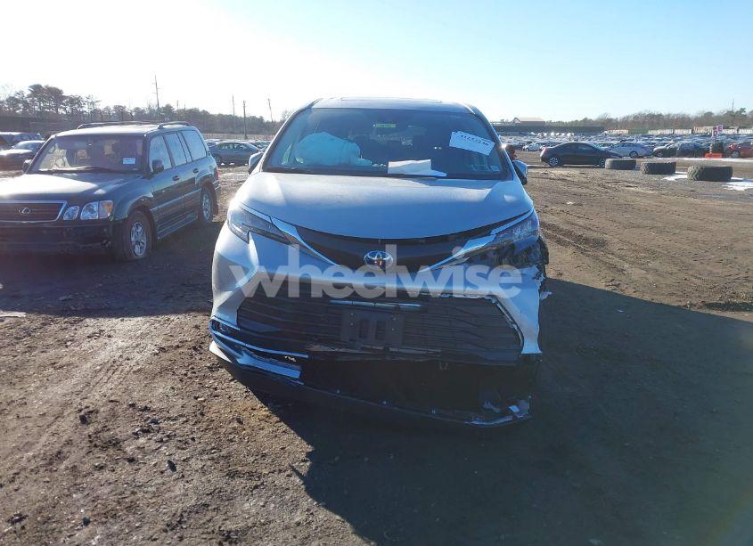 Photo 12 of 2024 Toyota Sienna XLE (VIN 5TDYRKEC8RS180037)