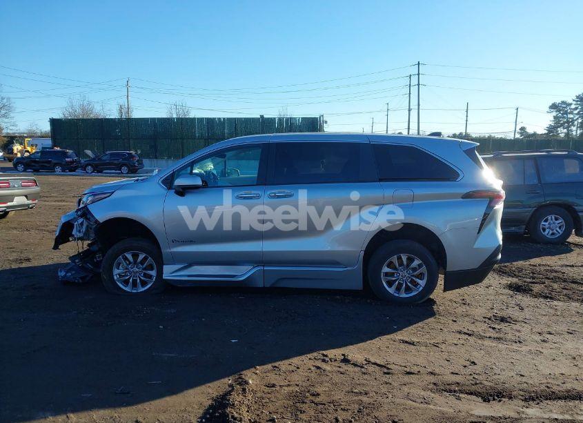 Photo 14 of 2024 Toyota Sienna XLE (VIN 5TDYRKEC8RS180037)
