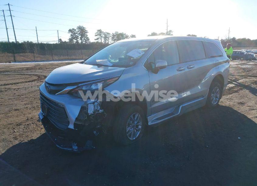 Photo 2 of 2024 Toyota Sienna XLE (VIN 5TDYRKEC8RS180037)