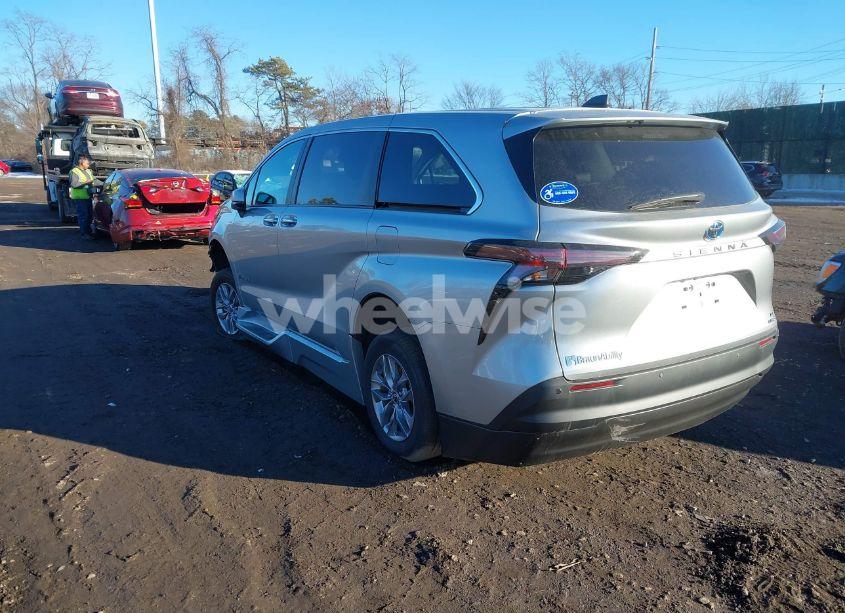 Photo 3 of 2024 Toyota Sienna XLE (VIN 5TDYRKEC8RS180037)