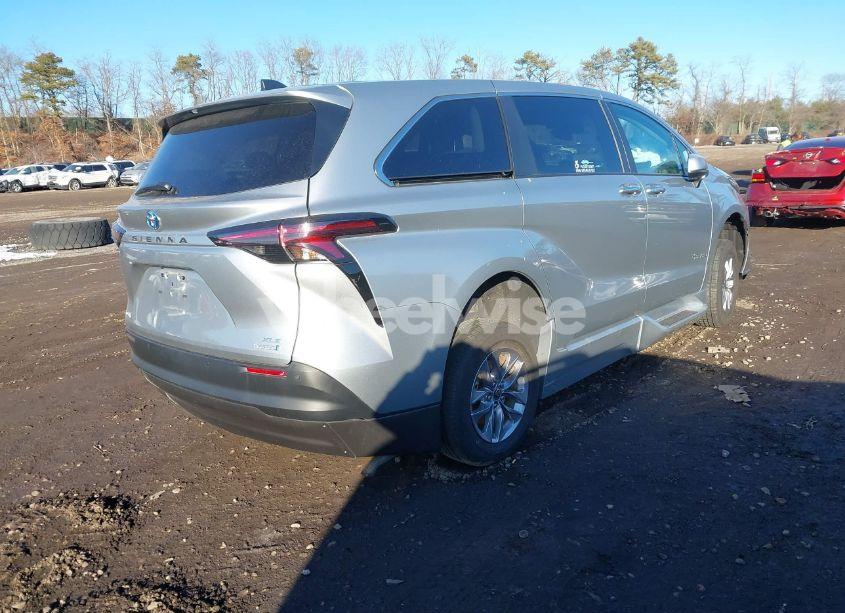 Photo 4 of 2024 Toyota Sienna XLE (VIN 5TDYRKEC8RS180037)