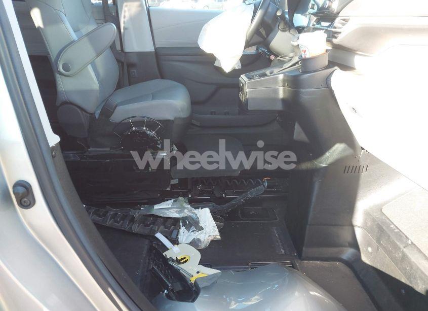 Photo 5 of 2024 Toyota Sienna XLE (VIN 5TDYRKEC8RS180037)