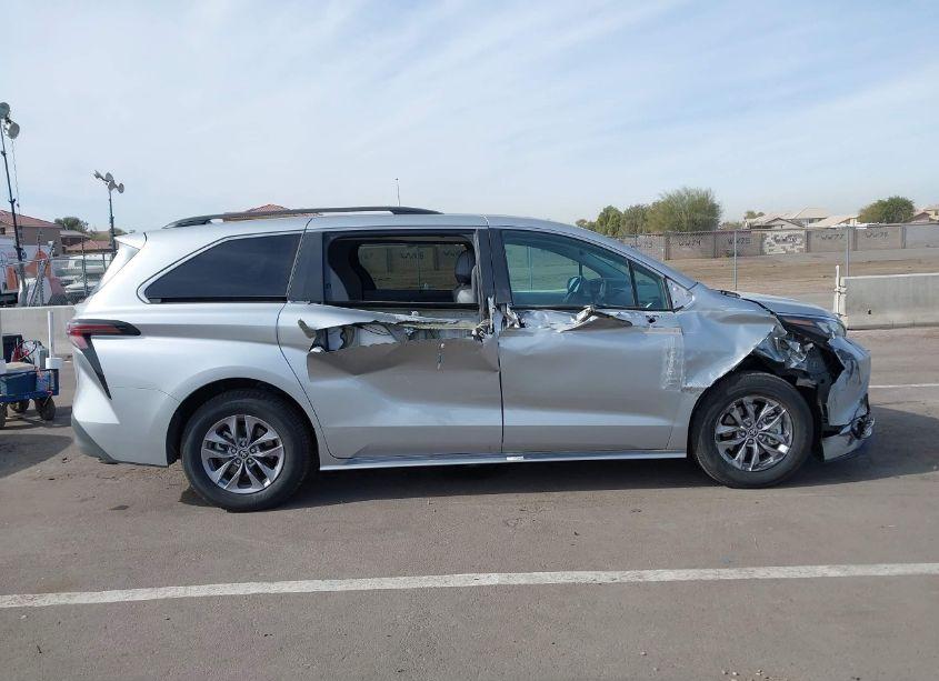 Photo 13 of 2024 Toyota Sienna XLE (VIN 5TDYRKEC8RS193614)